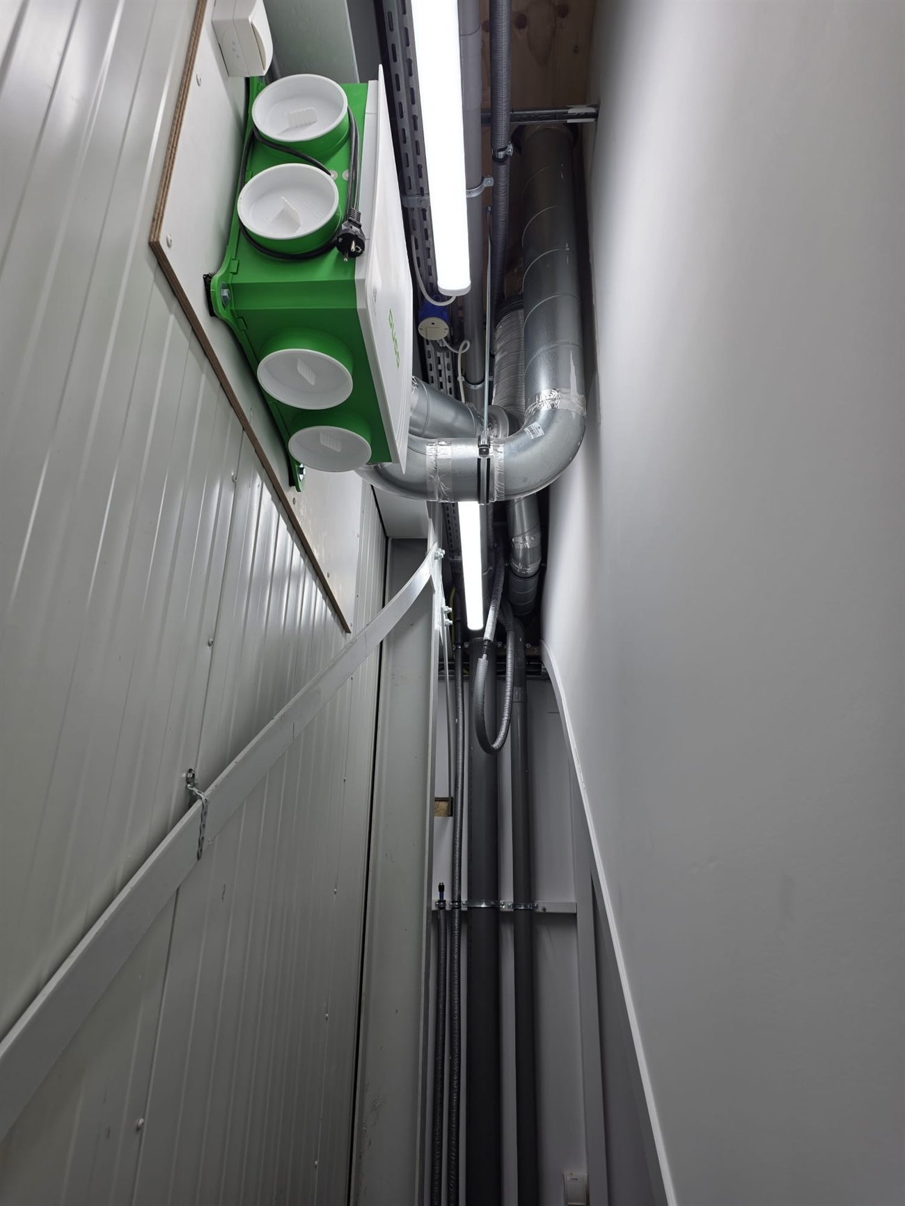 Ventilatie-unit met warmteterugwinning en kanaalwerk